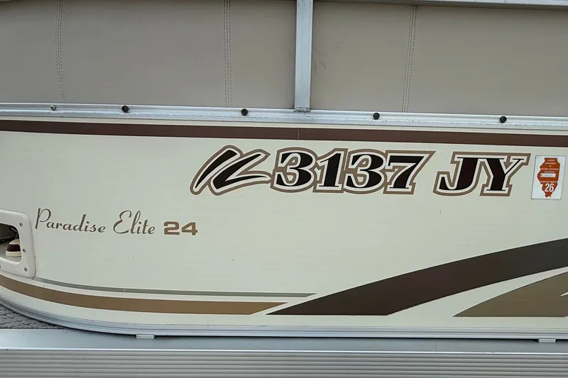 Slide: The Image of 2005 Avalon Paradise Elite 2425 pontoon boat with registration number 3137 JY. - 2