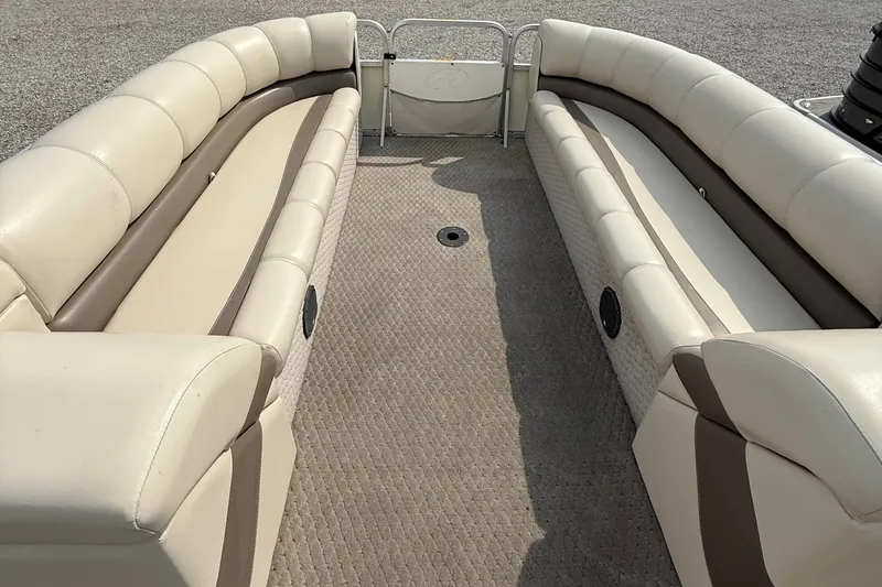 Slide: The Image of Interior view of a 2005 Avalon Paradise Elite 2425 pontoon boat with beige seating. - 6