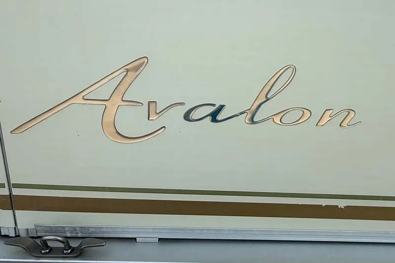 Slide: The Image of Avalon Paradise Elite 2425, 2005 model, elegant logo on vehicle exterior. - 3