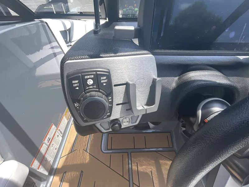 Slide: The Image of Malibu Wakesetter 21 MLX 2019 - 16