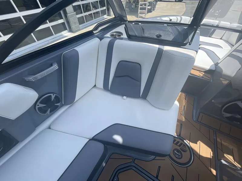 Slide: The Image of Malibu Wakesetter 21 MLX 2019 - 13