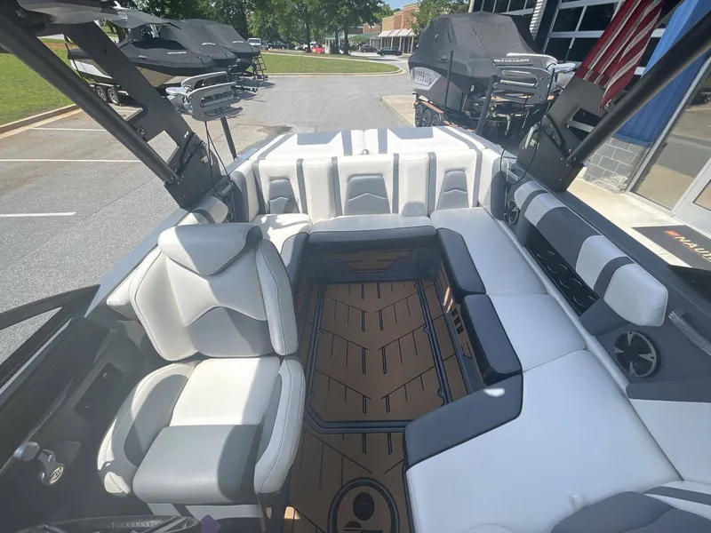 Slide: The Image of Malibu Wakesetter 21 MLX 2019 - 17