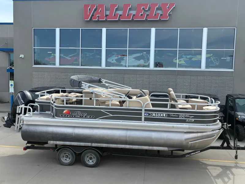 The Image of Sun Tracker FISHIN BARGE 22 XPS 2016 - 1