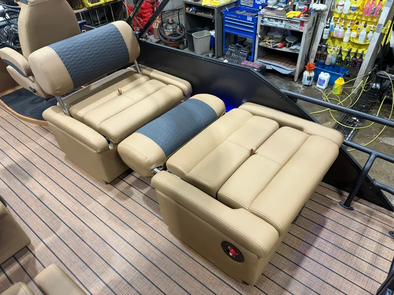 Slide: The Image of Bentley Pontoons Elite 223 Quad Swingback Tritoon 2026 - 23