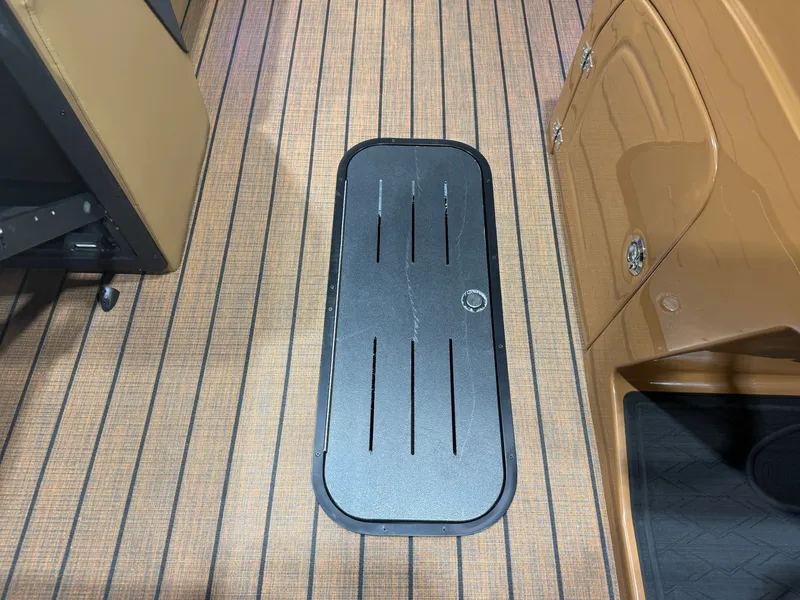Slide: The Image of Bentley Pontoons Elite 223 Quad Swingback Tritoon 2026 - 33