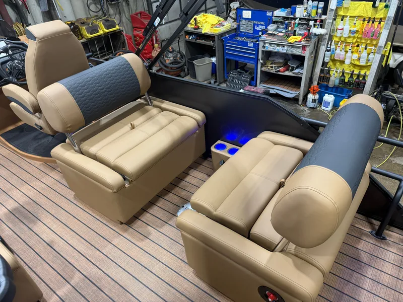Slide: The Image of Bentley Pontoons Elite 223 Quad Swingback Tritoon 2026 - 21