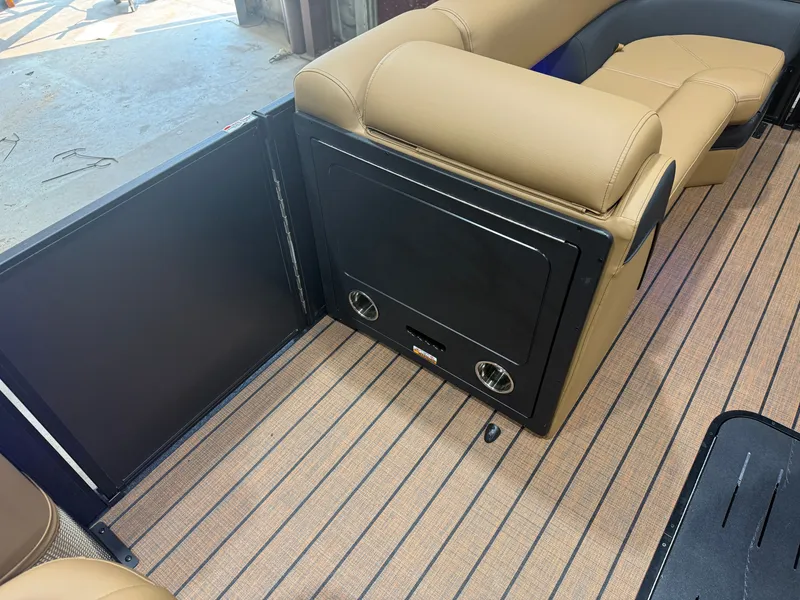 Slide: The Image of Bentley Pontoons Elite 223 Quad Swingback Tritoon 2026 - 31
