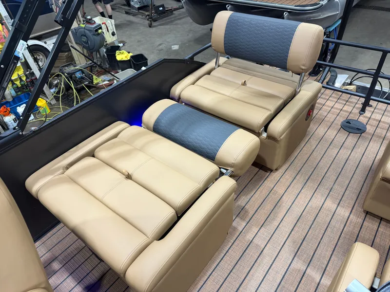 Slide: The Image of Bentley Pontoons Elite 223 Quad Swingback Tritoon 2026 - 24