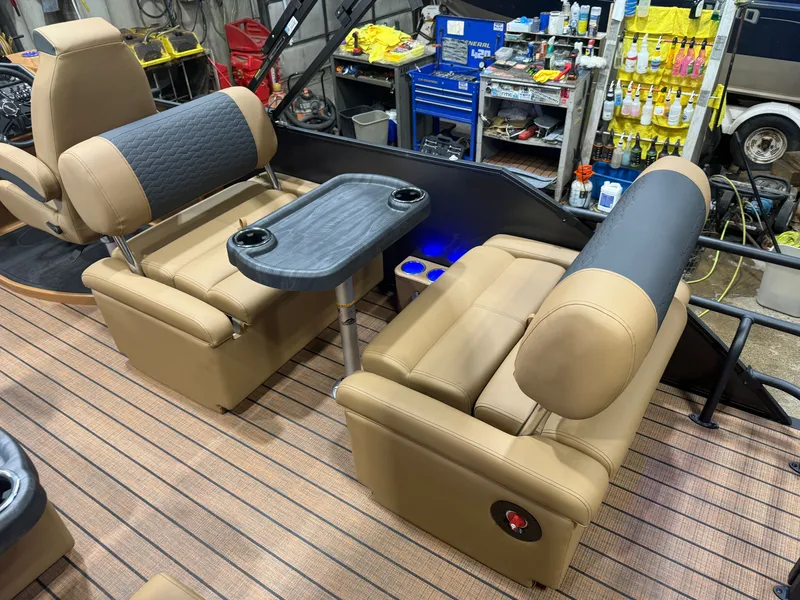 Slide: The Image of Bentley Pontoons Elite 223 Quad Swingback Tritoon 2026 - 20