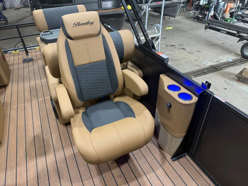Slide: The Image of Bentley Pontoons Elite 223 Quad Swingback Tritoon 2026 - 10