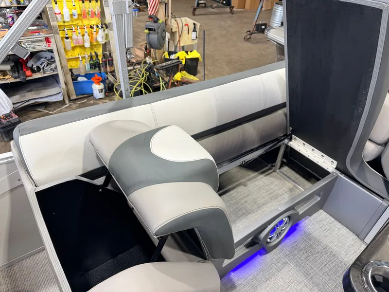 Slide: The Image of Tahoe Cascade 2385 Quad Lounge Tritoon & 200HP Honda 4Stroke 2022 - 36