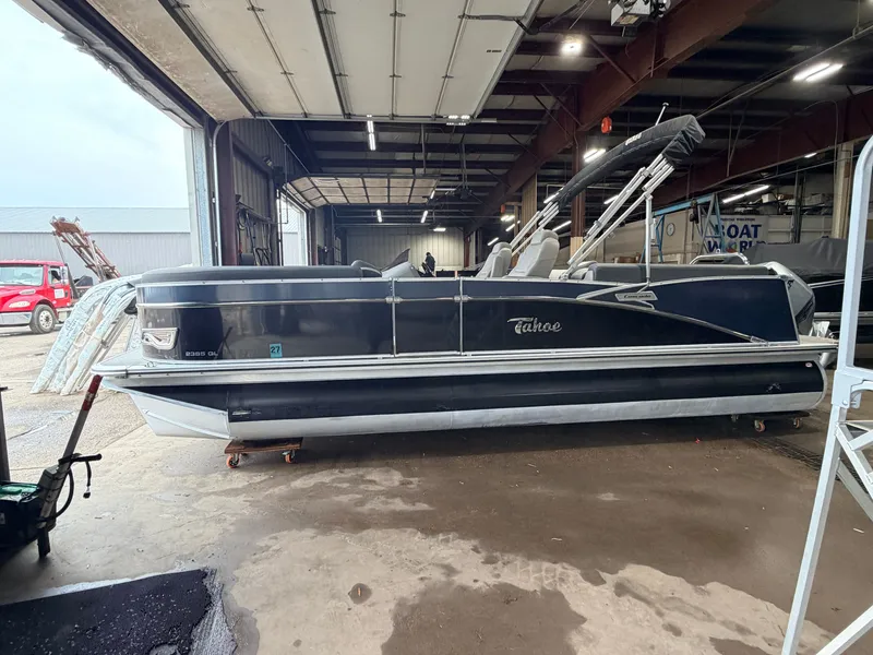 Slide: The Image of Tahoe Cascade 2385 Quad Lounge Tritoon & 200HP Honda 4Stroke 2022 - 48