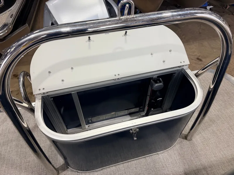 Slide: The Image of Tahoe Cascade 2385 Quad Lounge Tritoon & 200HP Honda 4Stroke 2022 - 41
