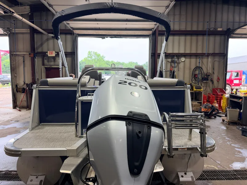 Slide: The Image of Tahoe Cascade 2385 Quad Lounge Tritoon & 200HP Honda 4Stroke 2022 - 33