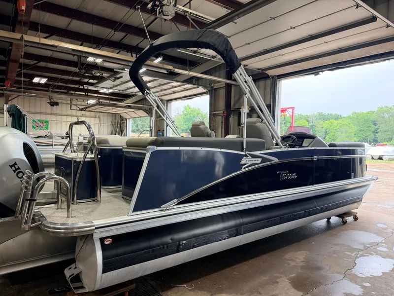 Slide: The Image of Tahoe Cascade 2385 Quad Lounge Tritoon & 200HP Honda 4Stroke 2022 - 53