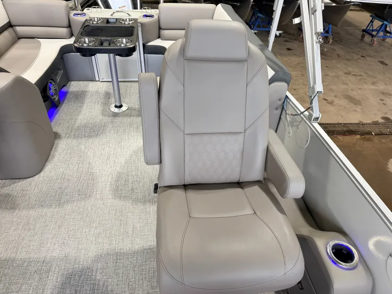 Slide: The Image of Tahoe Cascade 2385 Quad Lounge Tritoon & 200HP Honda 4Stroke 2022 - 31