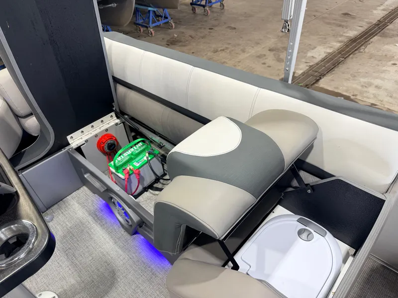 Slide: The Image of Tahoe Cascade 2385 Quad Lounge Tritoon & 200HP Honda 4Stroke 2022 - 38