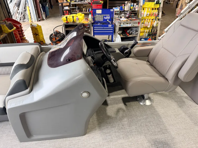 Slide: The Image of Tahoe Cascade 2385 Quad Lounge Tritoon & 200HP Honda 4Stroke 2022 - 17