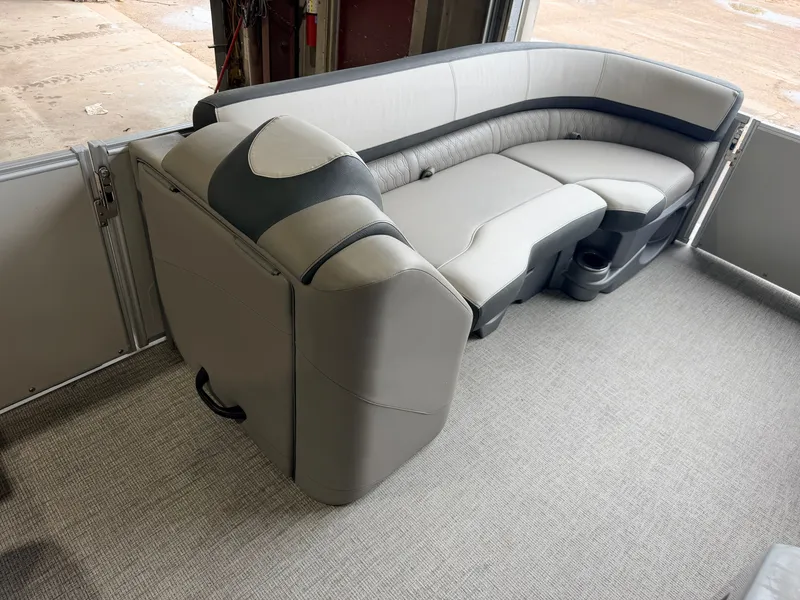 Slide: The Image of Tahoe Cascade 2385 Quad Lounge Tritoon & 200HP Honda 4Stroke 2022 - 13