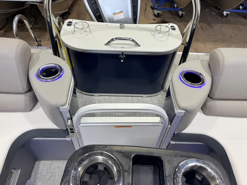 Slide: The Image of Tahoe Cascade 2385 Quad Lounge Tritoon & 200HP Honda 4Stroke 2022 - 40