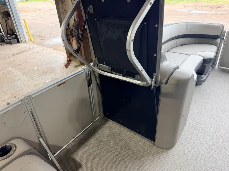 Slide: The Image of Tahoe Cascade 2385 Quad Lounge Tritoon & 200HP Honda 4Stroke 2022 - 14