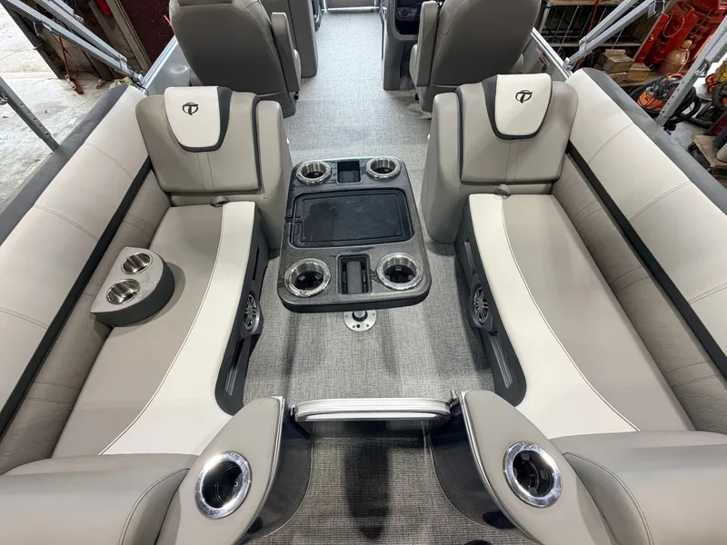 Slide: The Image of Tahoe Cascade 2385 Quad Lounge Tritoon & 200HP Honda 4Stroke 2022 - 34