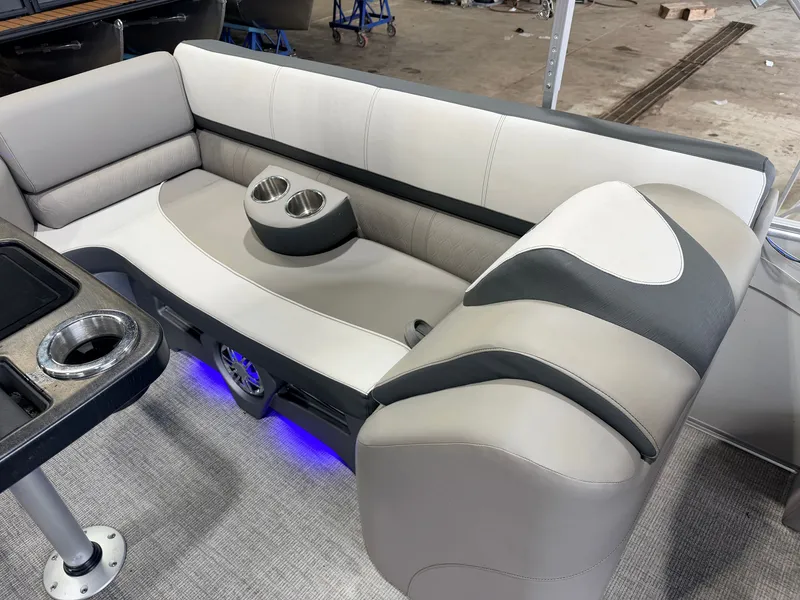 Slide: The Image of Tahoe Cascade 2385 Quad Lounge Tritoon & 200HP Honda 4Stroke 2022 - 37