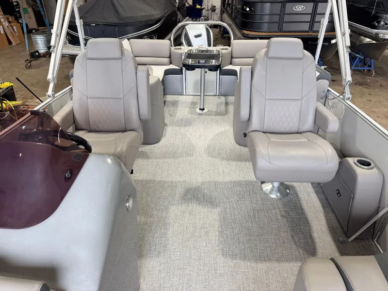 Slide: The Image of Tahoe Cascade 2385 Quad Lounge Tritoon & 200HP Honda 4Stroke 2022 - 5