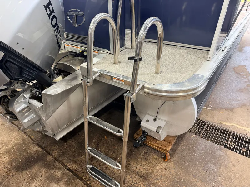 Slide: The Image of Tahoe Cascade 2385 Quad Lounge Tritoon & 200HP Honda 4Stroke 2022 - 42
