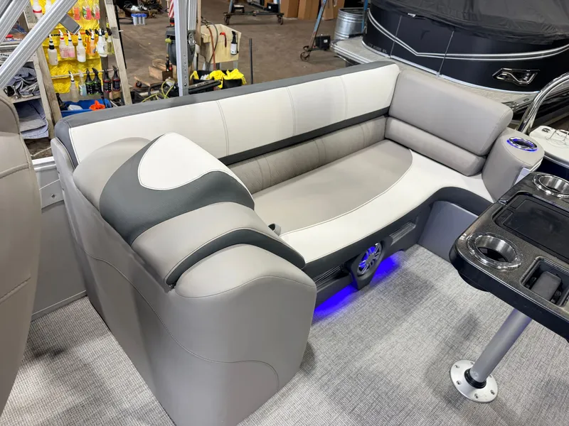 Slide: The Image of Tahoe Cascade 2385 Quad Lounge Tritoon & 200HP Honda 4Stroke 2022 - 35