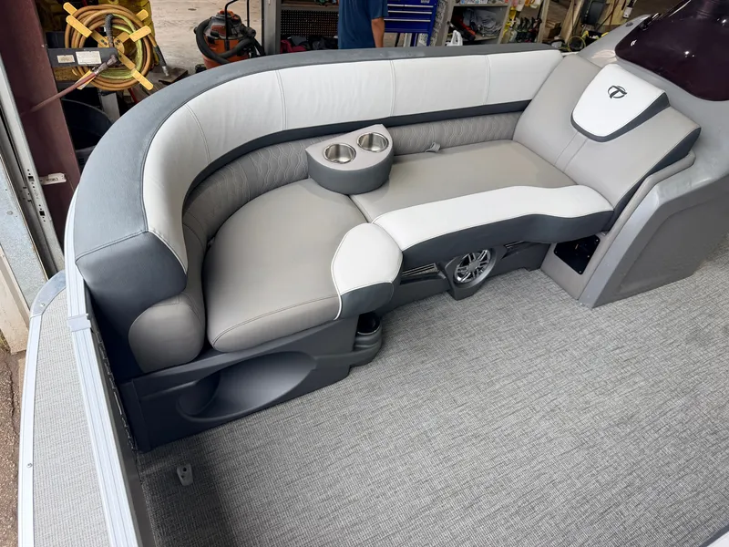 Slide: The Image of Tahoe Cascade 2385 Quad Lounge Tritoon & 200HP Honda 4Stroke 2022 - 10