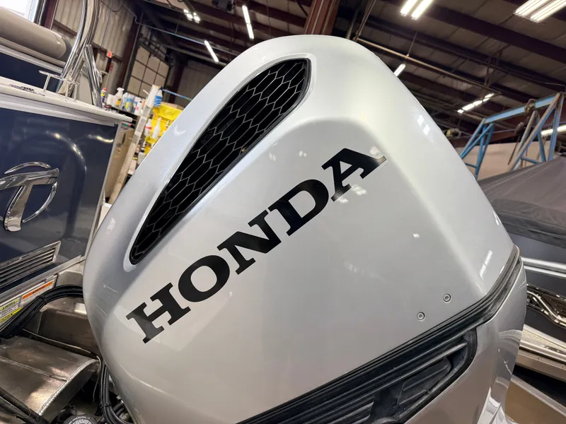 Slide: The Image of Tahoe Cascade 2385 Quad Lounge Tritoon & 200HP Honda 4Stroke 2022 - 57