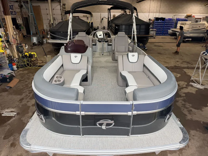 Slide: The Image of Tahoe Cascade 2385 Quad Lounge Tritoon & 200HP Honda 4Stroke 2022 - 9