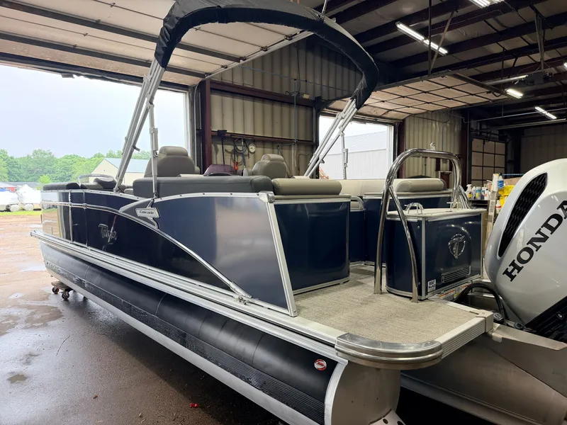 Slide: The Image of Tahoe Cascade 2385 Quad Lounge Tritoon & 200HP Honda 4Stroke 2022 - 51