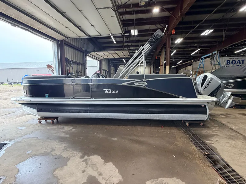 Slide: The Image of Tahoe Cascade 2385 Quad Lounge Tritoon & 200HP Honda 4Stroke 2022 - 29