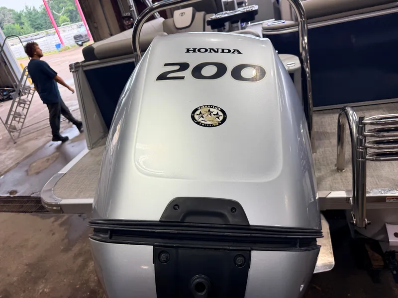 Slide: The Image of Tahoe Cascade 2385 Quad Lounge Tritoon & 200HP Honda 4Stroke 2022 - 58