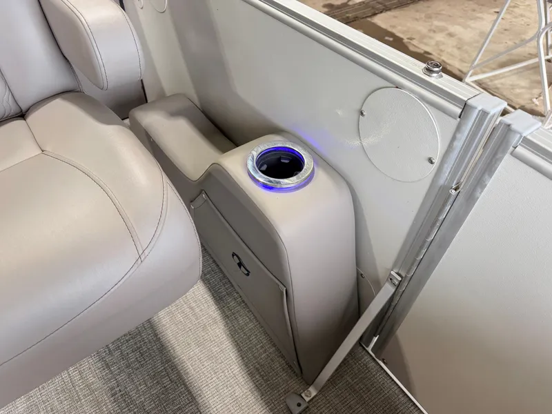 Slide: The Image of Tahoe Cascade 2385 Quad Lounge Tritoon & 200HP Honda 4Stroke 2022 - 32
