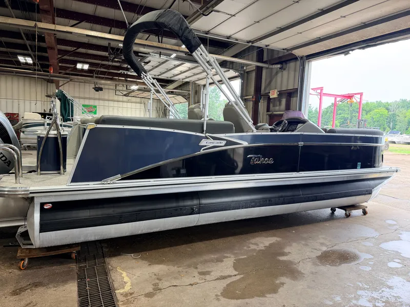 Slide: The Image of Tahoe Cascade 2385 Quad Lounge Tritoon & 200HP Honda 4Stroke 2022 - 54