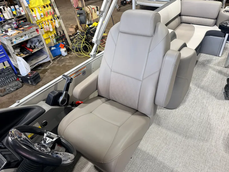 Slide: The Image of Tahoe Cascade 2385 Quad Lounge Tritoon & 200HP Honda 4Stroke 2022 - 19
