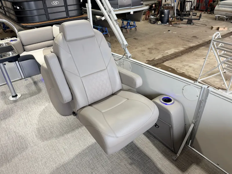 Slide: The Image of Tahoe Cascade 2385 Quad Lounge Tritoon & 200HP Honda 4Stroke 2022 - 30