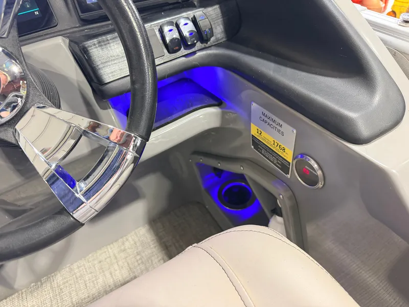Slide: The Image of Tahoe Cascade 2385 Quad Lounge Tritoon & 200HP Honda 4Stroke 2022 - 28