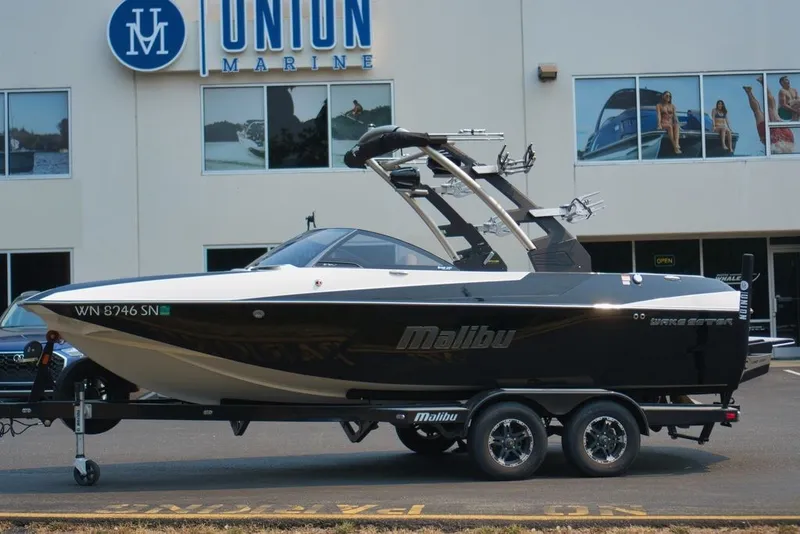 Slide: The Image of Malibu Wakesetter 21 MLX 2018 - 2