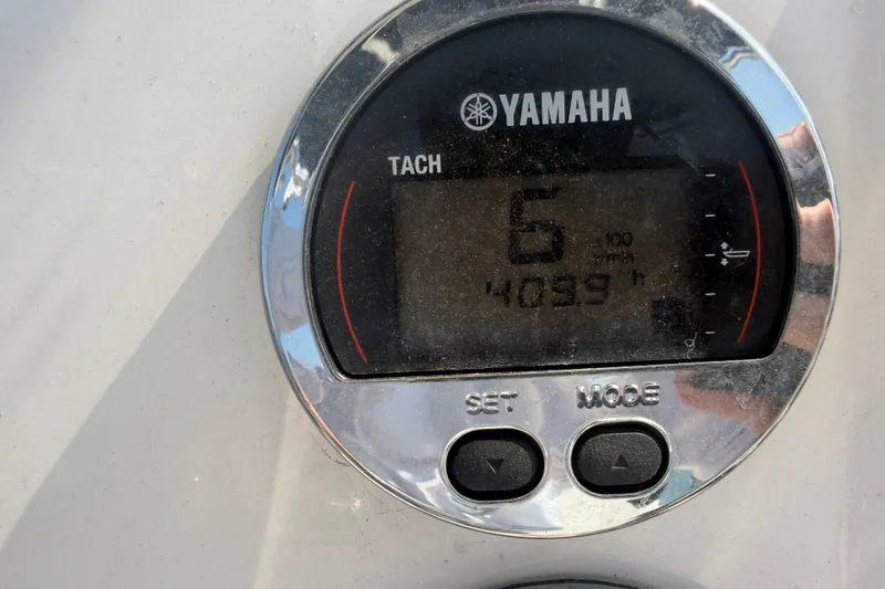 Slide: The Image of Yamaha tachometer displaying 6 RPM and 4039 hours on a 2018 Robalo R222 Center Console. - 29