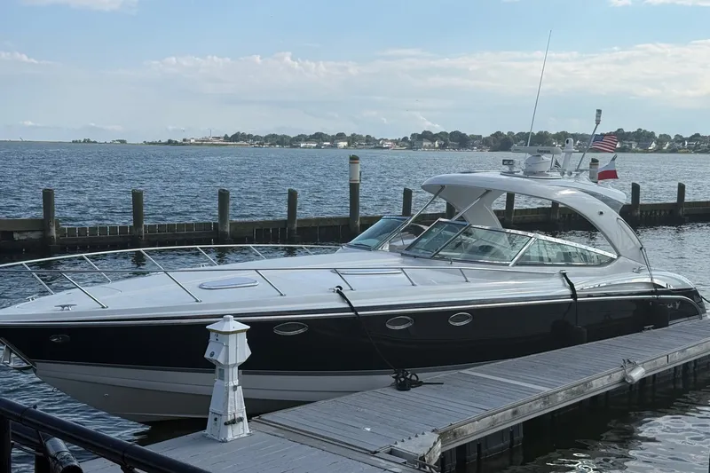 The Image of 2009 Formula 400 Super Sport yacht docked by the waterfront. - 0