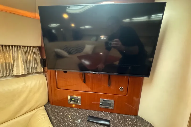 Slide: The Image of Interior of 2009 Formula 400 Super Sport with mounted TV and plush seating. - 31