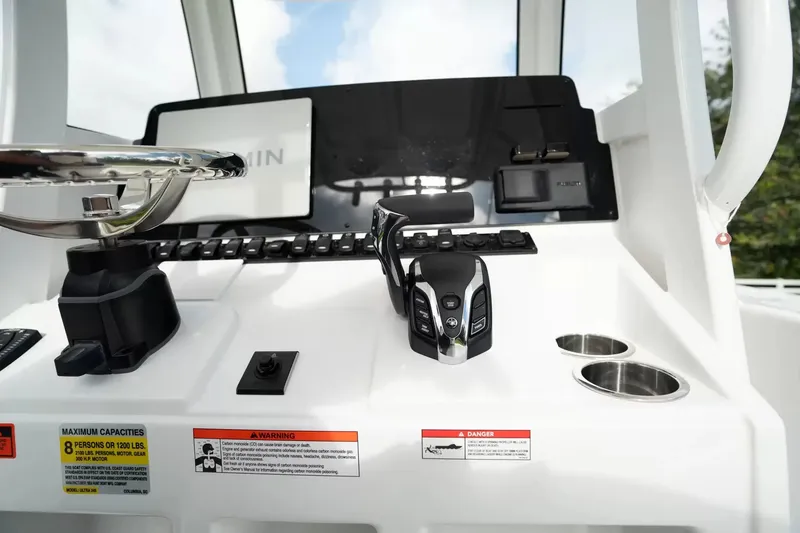 Slide: The Image of Sea Hunt Ultra 245SE 2027 - 19
