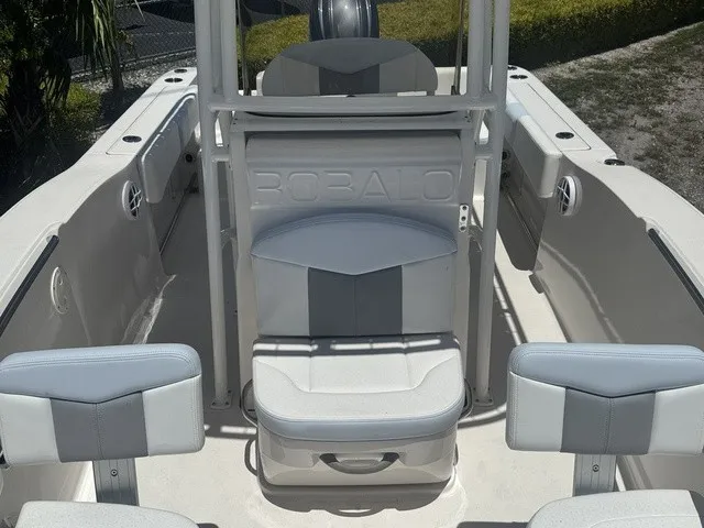 Slide: The Image of Robalo R202 Explorer 2027 - 12