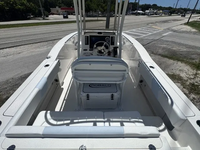 Slide: The Image of Robalo R202 Explorer 2027 - 4