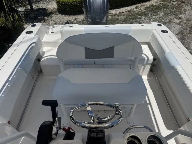 Slide: The Image of Robalo R202 Explorer 2027 - 14