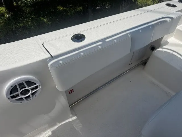 Slide: The Image of Robalo R202 Explorer 2027 - 17